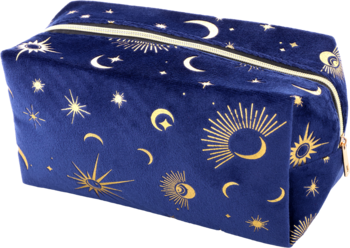 Aksamitna kosmetyczka w granatowym kolorze ze złotym wzorem księżyców i słońc, widok z boku.