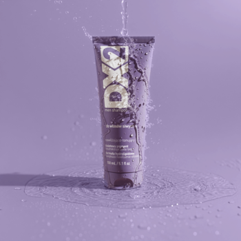 DX2 Men Shampoo nawilżająco-tonujący do włosów siwych, ciemna tubka obmywana wodą na fioletowym tle.
