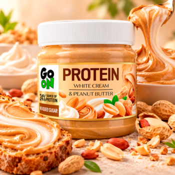 Słoik Go On Protein White Cream & Peanut Butter, otoczony orzeszkami, z kremem orzechowym na tostach i w tle.