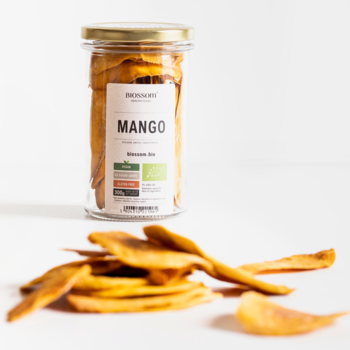 Suszone mango Bio Premium Biossom w szklanym słoiku i luźne plastry na białym tle, zdrowa przekąska.