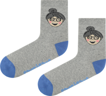 Szare skarpetki z niebieskimi palcami i piętami, zdobione rysunkową twarzą kobiety w okularach i koku.