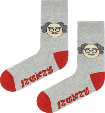 Szare, dzianinowe skarpety z czerwonymi piętami, z grafiką twarzy mężczyzny w okularach i napisem IZAKZY.