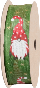 Zielona wstążka świąteczna na szpuli, z nadrukiem krasnala w czerwonej czapce w grochy, z białą brodą i złotymi gwiazdkami.