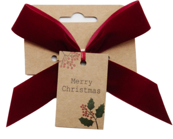 Bordowa aksamitna kokarda na prezent, z ozdobną etykietą "Merry Christmas" i motywem ostrokrzewu na brązowym tle.