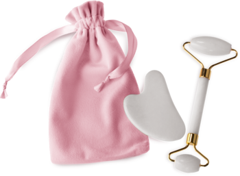 Ewa Schmitt MAGIC JADE zestaw 3el.: biały roller, płytka Gua Sha i różowy woreczek, na ciemnym tle.