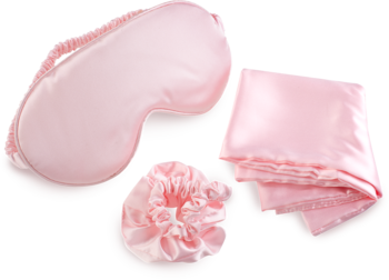 Różowy satynowy zestaw Ewa Schmitt RELAX&REST: opaska na oczy, dwie gumki scrunchie i poszewka na poduszkę.
