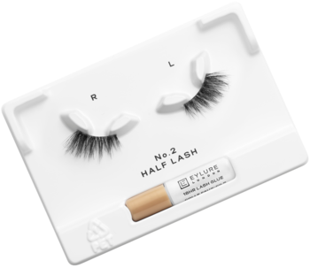 Białe opakowanie z parą czarnych połówek rzęs Eylure Salon Lash i beżową tubką kleju do rzęs, widok z góry.