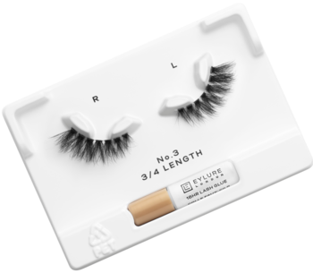 Eylure Salon Lash, sztuczne rzęsy 3/4 długości z klejem, w białym opakowaniu, widok z góry pod kątem.