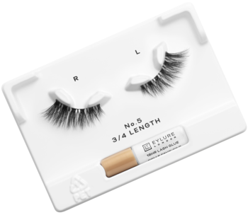 Białe opakowanie z rzęsami Eylure Salon Lash No 5 3/4 i klejem, widok z góry pod kątem.