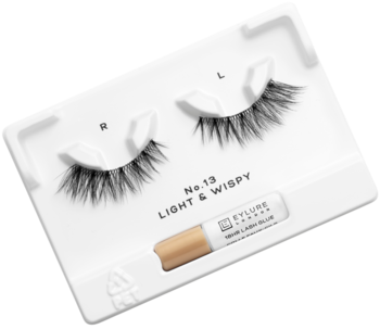 Sztuczne rzęsy Eylure No. 13 Light & Wispy w białym blistrze z klejem, widok z góry pod kątem.
