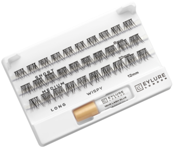 Biała tacka z czarnymi kępkami rzęs Eylure Salon Lash w 3 długościach, z klejem, widok z góry pod kątem.