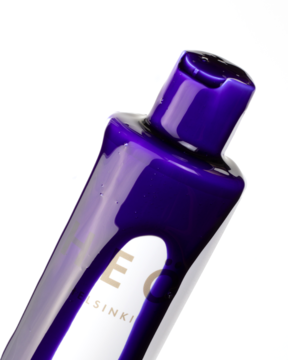 Fioletowy szampon Heö Helsinki Cool, butelka widziana z bliska pod kątem, z fioletowym zamknięciem, neutralizuje ciepłe tony.