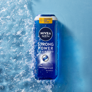 NIVEA MEN Strong Power Szampon wzmacniający z minerałami morskimi na niebieskim tle z falami, widok z góry.