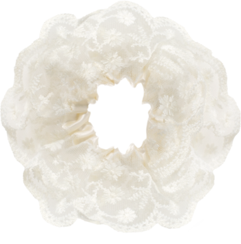Biała koronkowa scrunchie do włosów Elegant Lace Ewa Schmitt RKG089 z falbankami i kwiatowym wzorem, widok z przodu.
