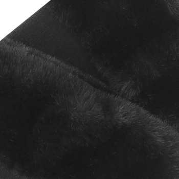 Zbliżenie na czarne, puszyste sztuczne futerko o miękkiej teksturze, ułożone z widoczną fałdą materiału.