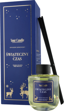 Dyfuzor zapachowy Your Candle Świąteczny Czas z czarnymi patyczkami, obok granatowe pudełko ze złotymi reniferami.