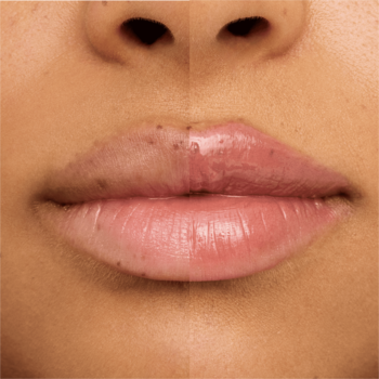 Porównanie ust przed i po użyciu błyszczącej pomadki Essence Glossy Glaze, dla efektu nawilżenia i połysku.
