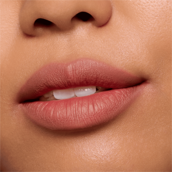Zbliżenie na usta z matową konturówką Essence 8h Matte Comfort 14 w beżowym odcieniu nude, podkreślającą kontur.