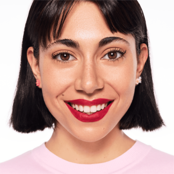 Uśmiechnięta kobieta z ustami podkreślonymi Essence Lipliner Cherry On Top. Bliskie ujęcie, krótkie włosy.