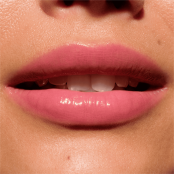 Zbliżenie na lśniące, nawilżone usta z Catrice Butter Drippin' Glossy Lip Balm 030 w ciepłym odcieniu fioletu.