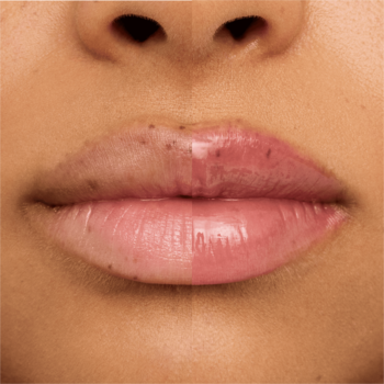 Balsam Essence Super Peptide Glossy Lip Treatment 03; zbliżenie ust: suchych (lewo) i nawilżonych, błyszczących (prawo).