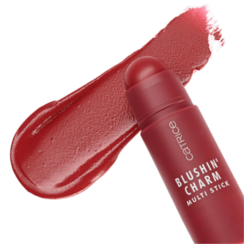 Zbliżenie na bordowy, kremowy róż w sztyfcie Catrice Blushin' Charm Multi Stick z dużą roztartą próbką produktu.