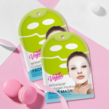 Dwie wegańskie maski hydrożelowe MÔND'SUB Collagen Face Mask w zielonych opakowaniach, na różowo-białym tle z makaronikami.