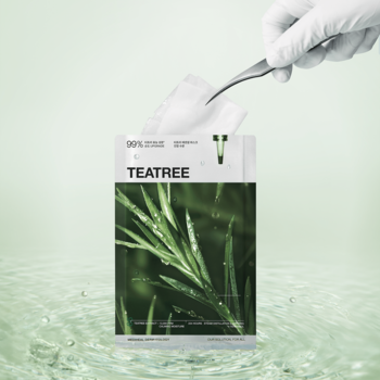 Hydrating TEATREE sheet mask w zielonej saszetce. Ręka wyjmuje białą maskę pęsetą na wodnistym tle.