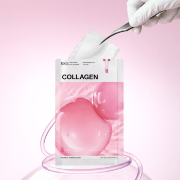 Maska kolagenowa do twarzy w białej saszetce z napisem COLLAGEN, wyciągana pincetą z otwartego opakowania.