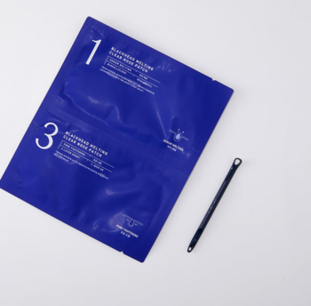 Ciemnoniebieski 3-etapowy zestaw Mediheal Blackhead Melting Clear Nose Patch i szpatułka na białym tle.