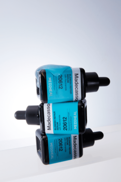 Trzy butelki serum Mediheal Madecassoside Blemish z niacynamidem, ułożone w stos na białym tle. Etykiety turkusowe.