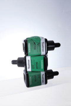 Trzy zielono-czarne butelki serum Mediheal Teatree Calming Hydra z pipetami, ułożone poziomo.