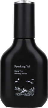 Czarna, zaokrąglona butelka Pyunkang Yul Black Tea Boosting Serum ze srebrną nakrętką, biała ilustracja z jeleniami, widok z przodu.