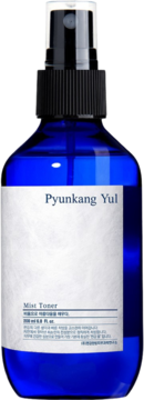 Pyunkang Yul Mist Toner w niebieskiej butelce z atomizerem, widok z przodu, biała etykieta z nazwą produktu.