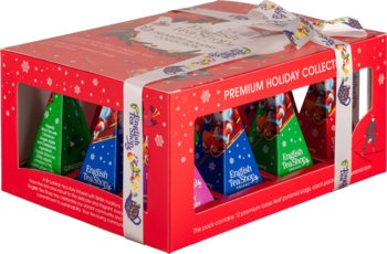 Czerwone pudełko świąteczne "Premium Holiday Collection" z herbatami English Tea Shop w piramidkach, widok z przodu pod kątem.