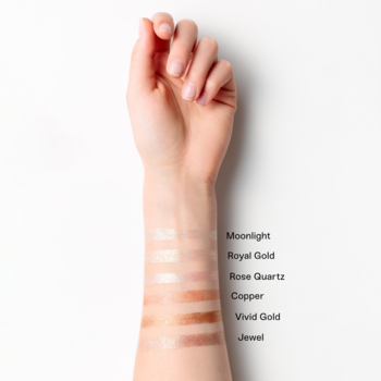 Swatche 6 brokatowych cieni w kredce Everybody London Shimmer Pen na ramieniu, od Moonlight do Jewel.