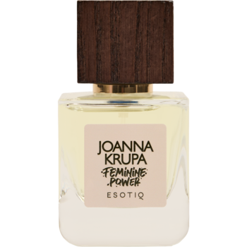 Perfumowana woda Joanna Krupa Feminine Power: przezroczysta butelka, drewniana zakrętka, żółty płyn, różowa etykieta.
