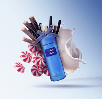 Niebieska mgiełka zapachowa Twilight Allure 250ml z fioletową wstążką, wśród cukierków, lukrecji i czekoladowych słodyczy.