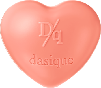 Brzoskwiniowy balsam Dasique Souffle Color Mocha Bun w kształcie serca z wytłoczonym logo, widok z przodu.