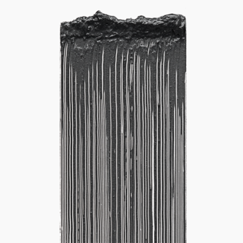 Zbliżenie na czarny tusz Catrice Hyper Lash Mascara, gęsta, wydłużająca formuła spływa pionowo.