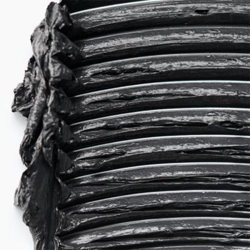 Zbliżenie na gęstą, ultra czarną formułę tuszu Catrice Stay In Place Tubing Mascara z wyraźnymi pasmami.