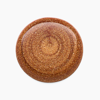 Żelowy lakier Catrice Gel Affair Copper Cabana, okrągła, miedziana kropla z brokatem i wirami, widok z góry.