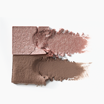 Zbliżenie: Catrice Diamond Treasures Hazel Spark, dwa kremowo-pudrowe cienie, matowy brąz i błyszczący miedziany.