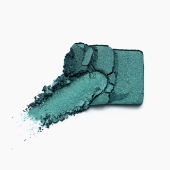 Pojedynczy cień Catrice Art Couleurs Eyeshadow Pacific Teal, turkusowy sypki proszek obok rozkruszonej kostki.