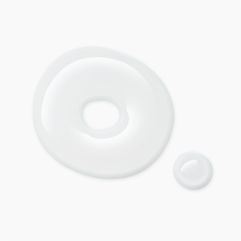 Dwie lśniące krople przezroczystego błyszczyka Catrice Gloss Therapy: jedna pierścieniowa, druga mniejsza, na białym tle.