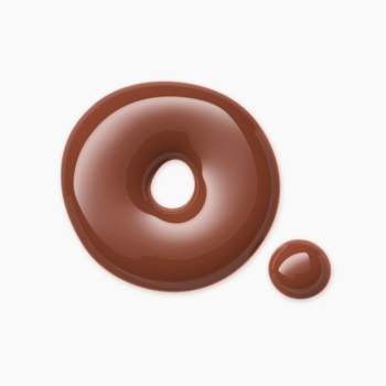 Zbliżenie: lśniący, brązowy błyszczyk Catrice Gloss Obsessed Lip Glaze The Glossfather w kształcie pierścienia i małej kropli.