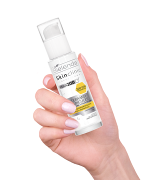 Bielenda Skin Clinic Professional Ceramid + Spicules serum, w białej butelce z pompką, trzymane w dłoni.