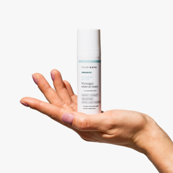 Dermokosmetyk YOULENATA serum do twarzy dla skór wrażliwych w białej butelce z pompką, trzymany w dłoni.