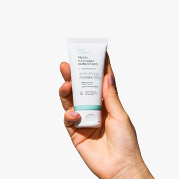 Maska Skin Clarity, biała tuba z niebieskim dołem, głęboko oczyszczająca i matująca, w dłoni.