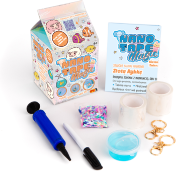 Zestaw Nano Tape Magic DIY: pudełko, instrukcja, taśma, pompa, marker, konfetti i breloczki na białym tle.